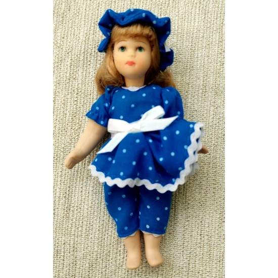 Boneca Knightsbridge Dolls, Porcelana, Rosto e Mãos Articuláveis em Biscuit Porcelana, Importada, Vestido Azul com Renda Boneca Knightsbridge Dolls, Porcelana, Rosto e Mãos Articuláveis em Biscuit Porcelana, Importada, Vestido Azul com Renda