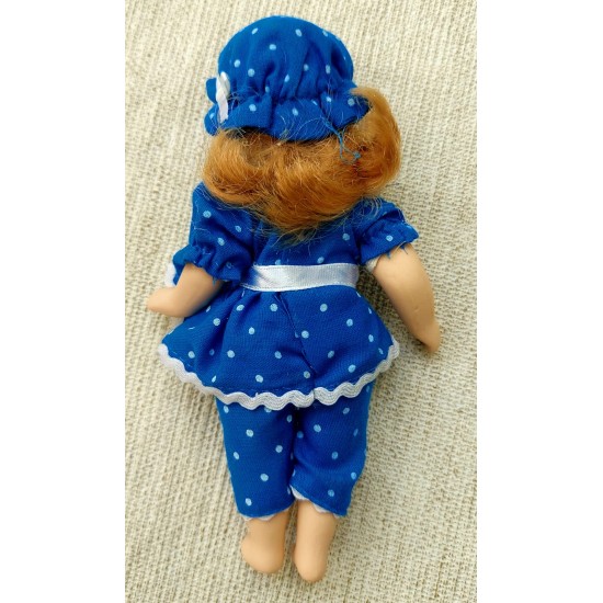 Boneca Knightsbridge Dolls, Porcelana, Rosto e Mãos Articuláveis em Biscuit Porcelana, Importada, Vestido Azul com Renda Boneca Knightsbridge Dolls, Porcelana, Rosto e Mãos Articuláveis em Biscuit Porcelana, Importada, Vestido Azul com Renda