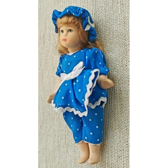 Boneca Knightsbridge Dolls, Porcelana, Rosto e Mãos Articuláveis em Biscuit Porcelana, Importada, Vestido Azul com Renda Boneca Knightsbridge Dolls, Porcelana, Rosto e Mãos Articuláveis em Biscuit Porcelana, Importada, Vestido Azul com Renda