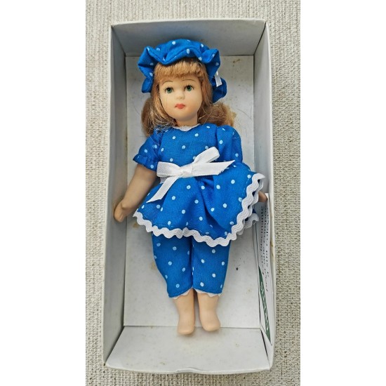 Boneca Knightsbridge Dolls, Porcelana, Rosto e Mãos Articuláveis em Biscuit Porcelana, Importada, Vestido Azul com Renda Boneca Knightsbridge Dolls, Porcelana, Rosto e Mãos Articuláveis em Biscuit Porcelana, Importada, Vestido Azul com Renda